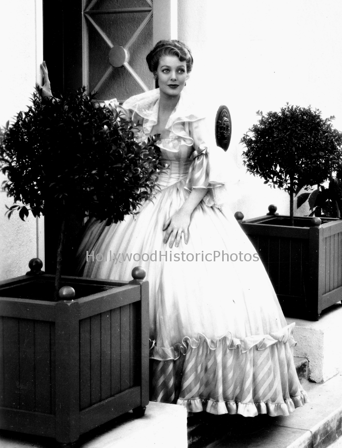 Loretta Young 1934 Clive of India outside her dressing room.jpg
